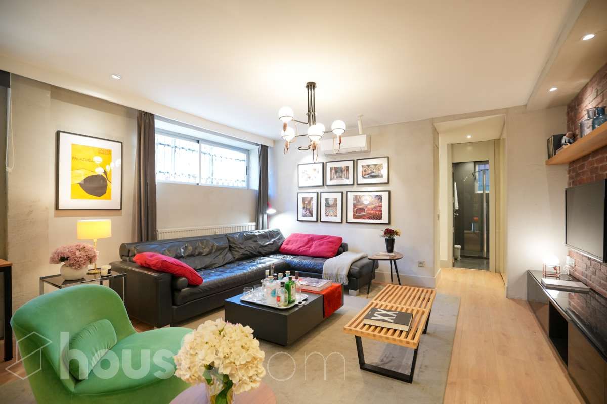 Sala d'estar de Pis en venda en  Madrid Capital amb Aire condicionat, Calefacció i Moblat