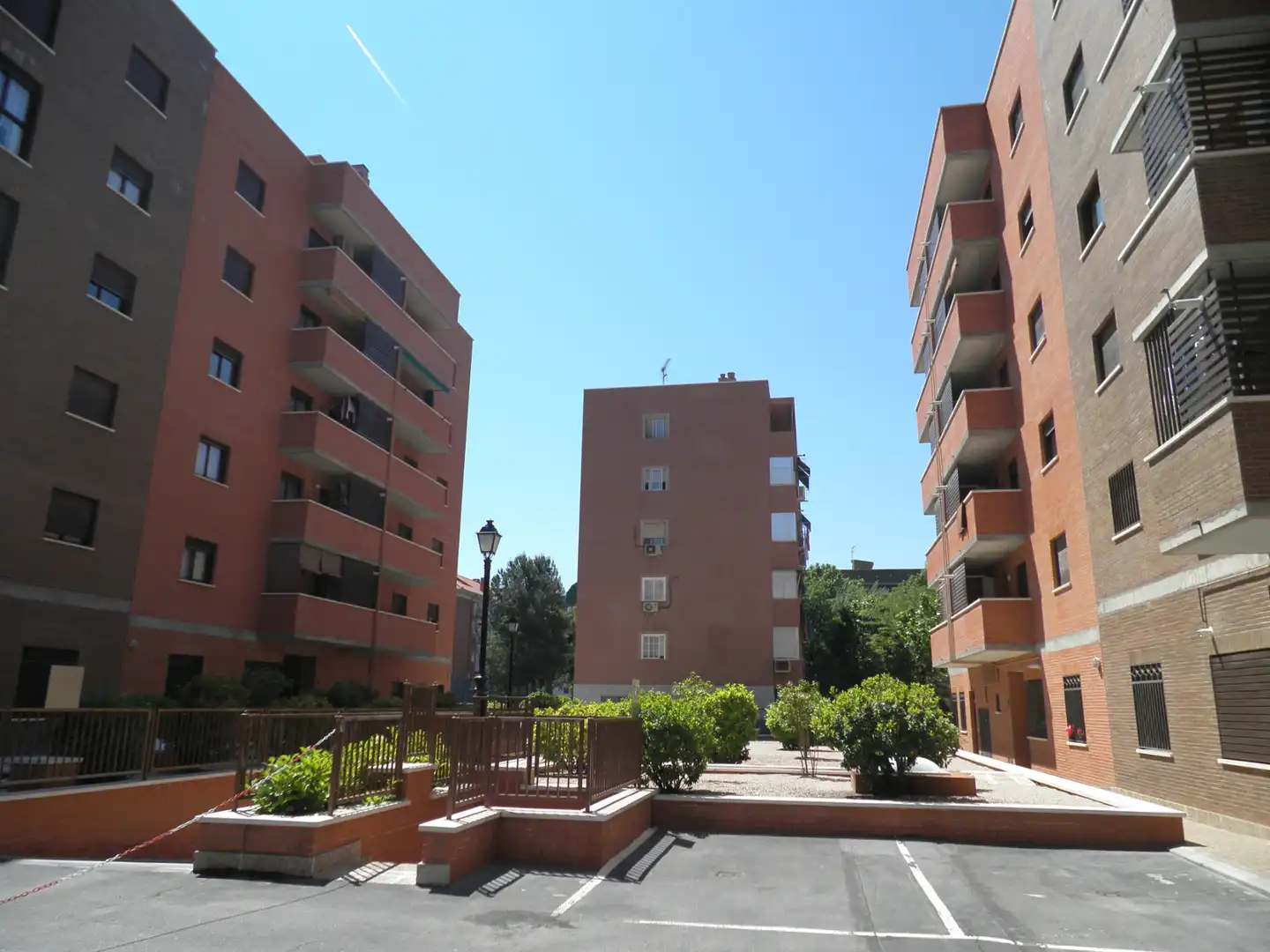 Vista exterior de Planta baixa de lloguer en Madrid amb Calefacció, Jardí privat i Forn