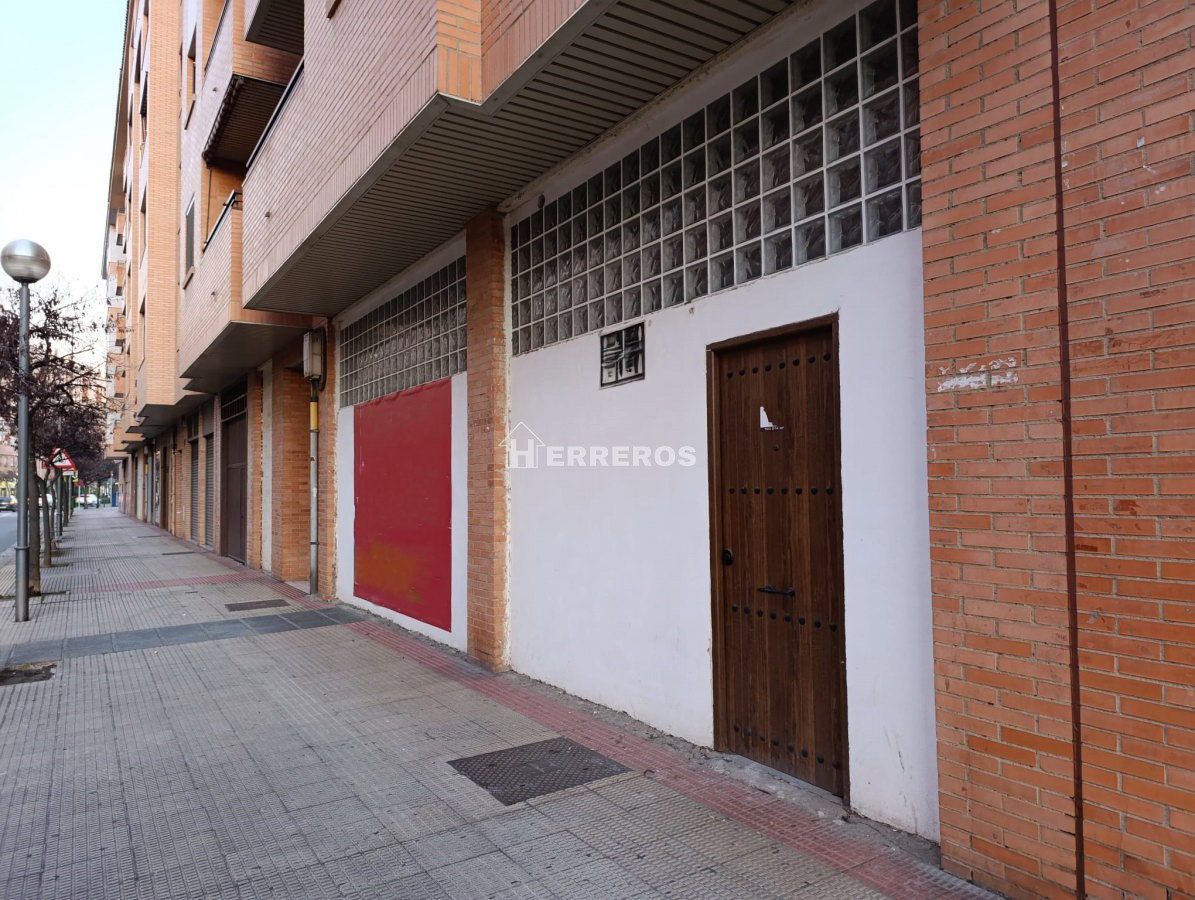 Vista exterior de Local en venta en  Logroño
