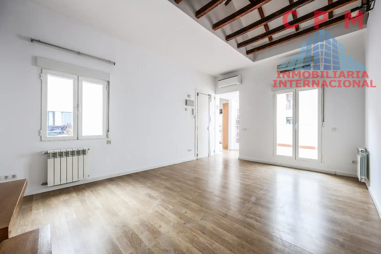 Living room of Flat for rent in  Madrid Capital  with Air Conditioner, Heating and Parquet flooring