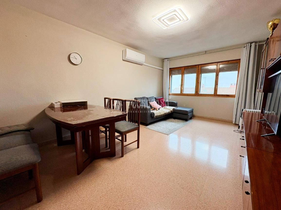 Living room of Flat for sale in  Zaragoza Capital  with Air Conditioner, Heating and Balcony