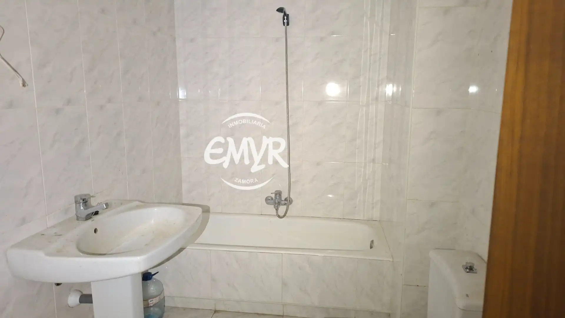 Bathroom of Flat for sale in Zamora Capital   with Terrace, Storage room and Balcony
