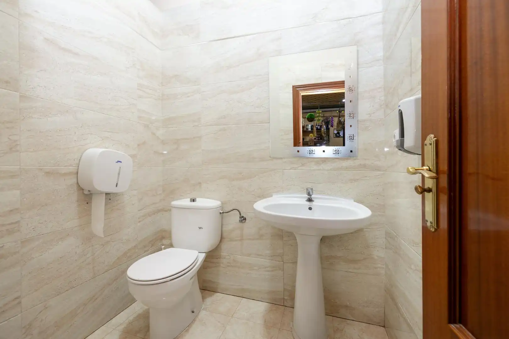 Baño de Local en venta en Huélago