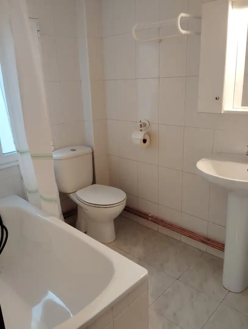 Baño de Piso de alquiler en Oviedo  con Calefacción y Amueblado