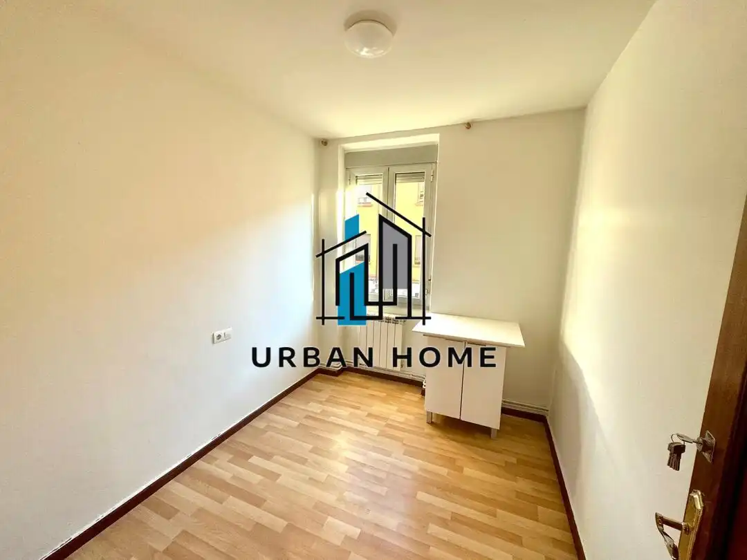 Vista exterior de Piso en venta en León Capital  con Calefacción y Trastero
