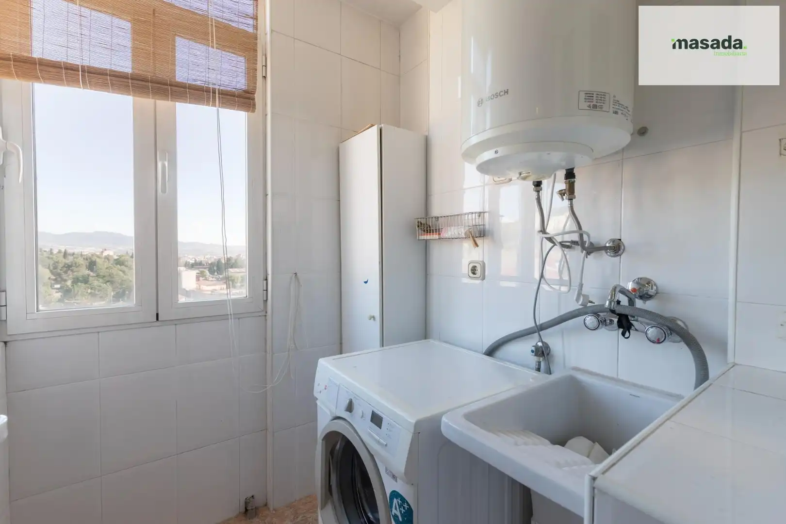 Badezimmer von Wohnung zum Verkauf in Granada mit Klimaanlage, Heizung und Balkon