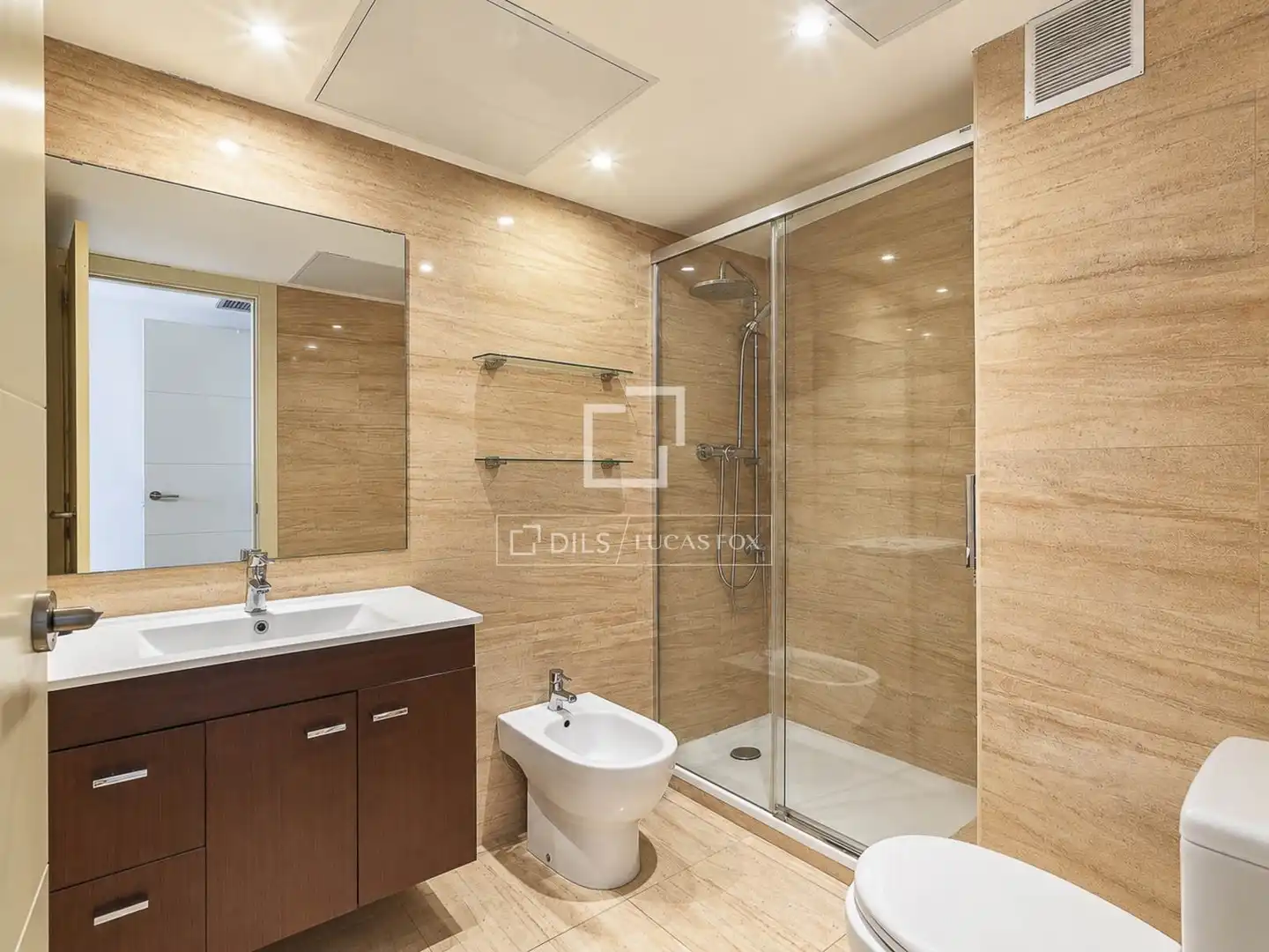 Badezimmer von Wohnung zum Verkauf in Barcelona mit Klimaanlage und Balkon