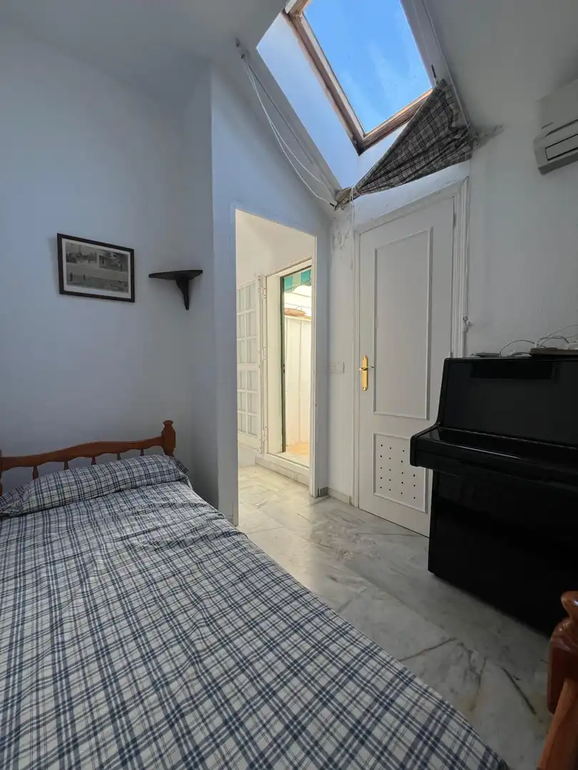 Dormitori de Casa adosada en venda en Fuengirola amb Aire condicionat, Jardí privat i Terrassa