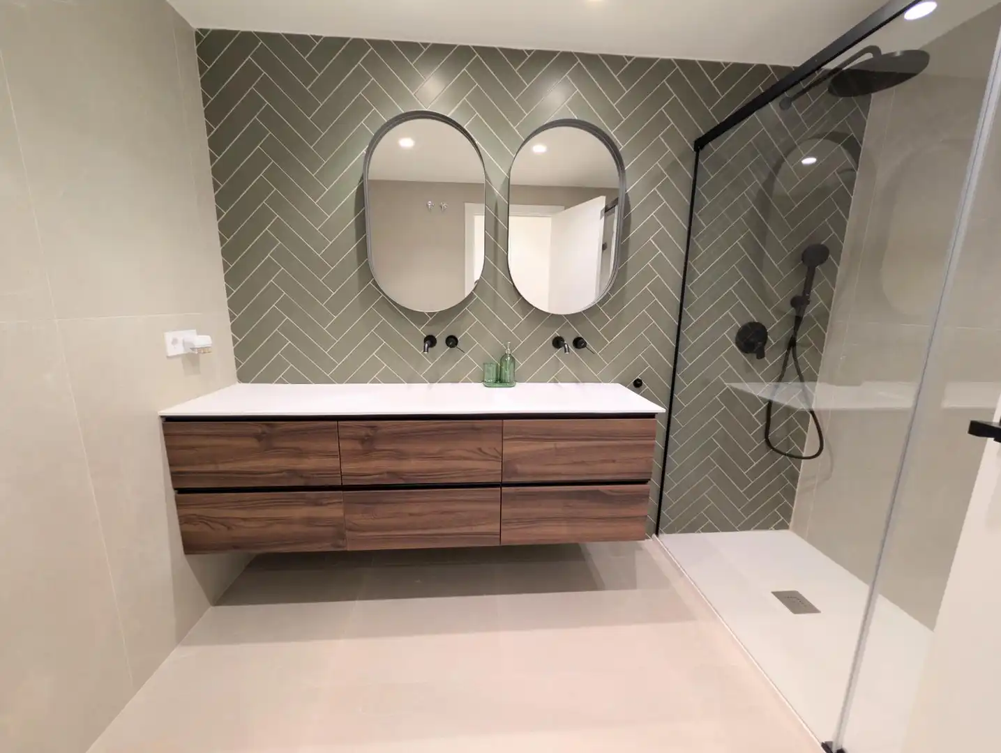 Bathroom of Flat for rent in Sevilla  with Air Conditioner, Heating and Balcony