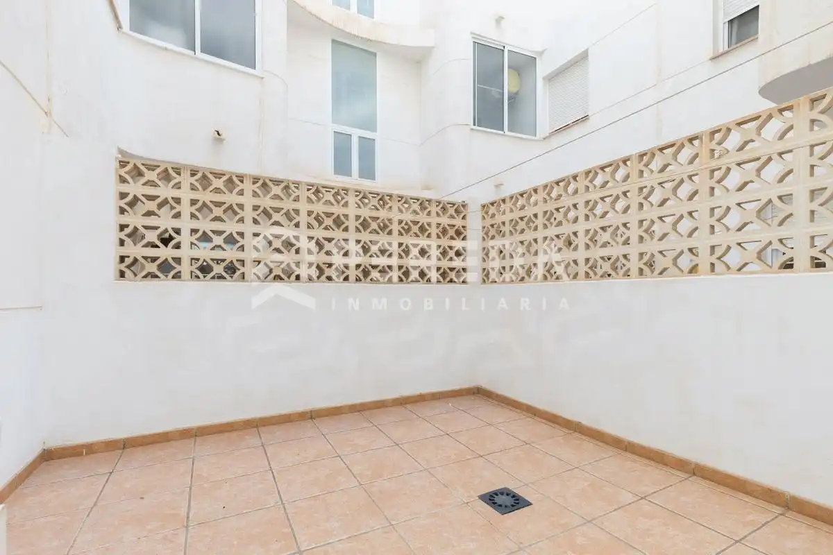 Terrasse von Erdgeschoss zum Verkauf in Roquetas de Mar mit Klimaanlage, Privatgarten und Schwimmbad