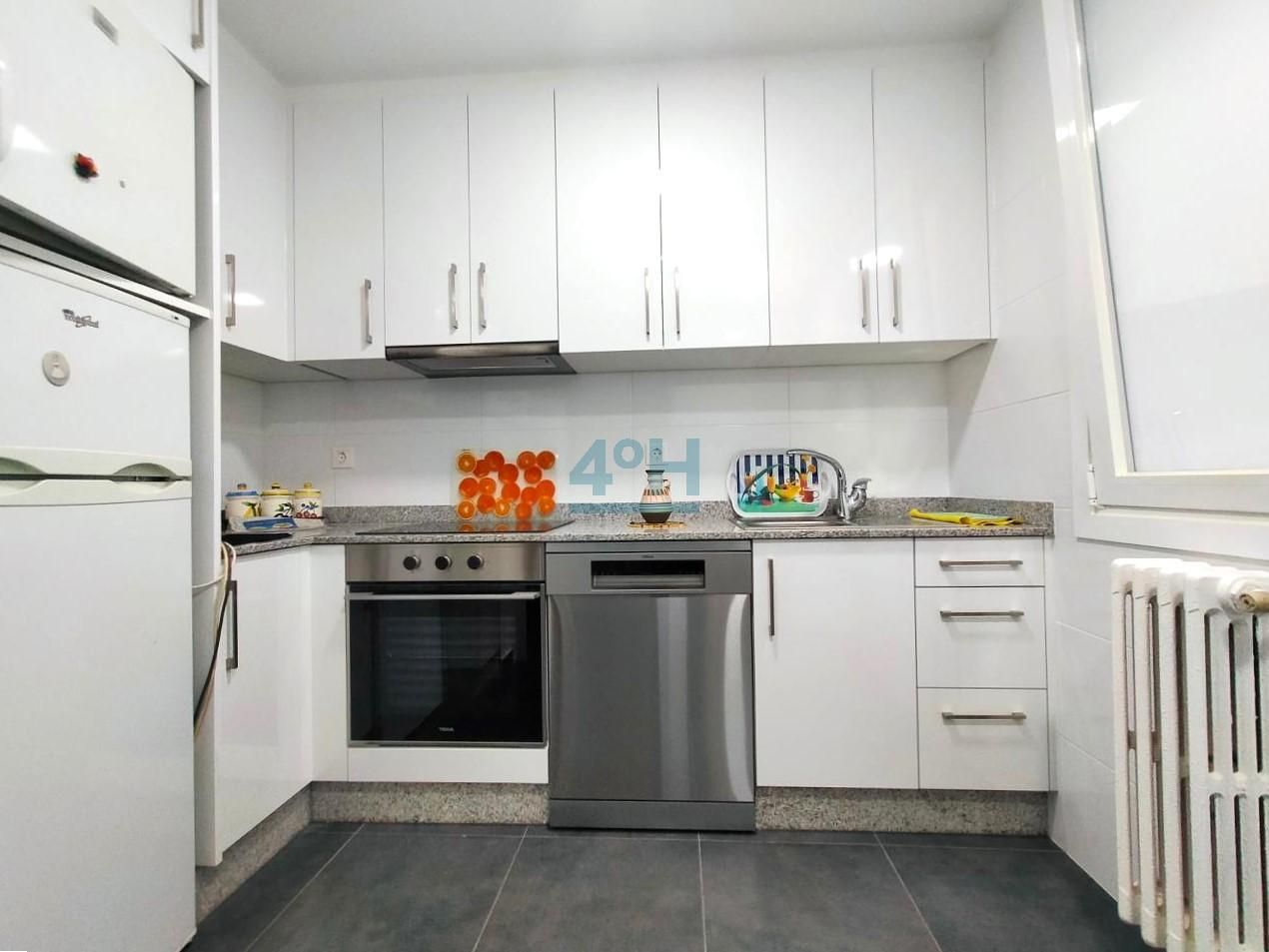 Cocina de Piso de alquiler en Ourense Capital  con Calefacción, Parquet y Amueblado