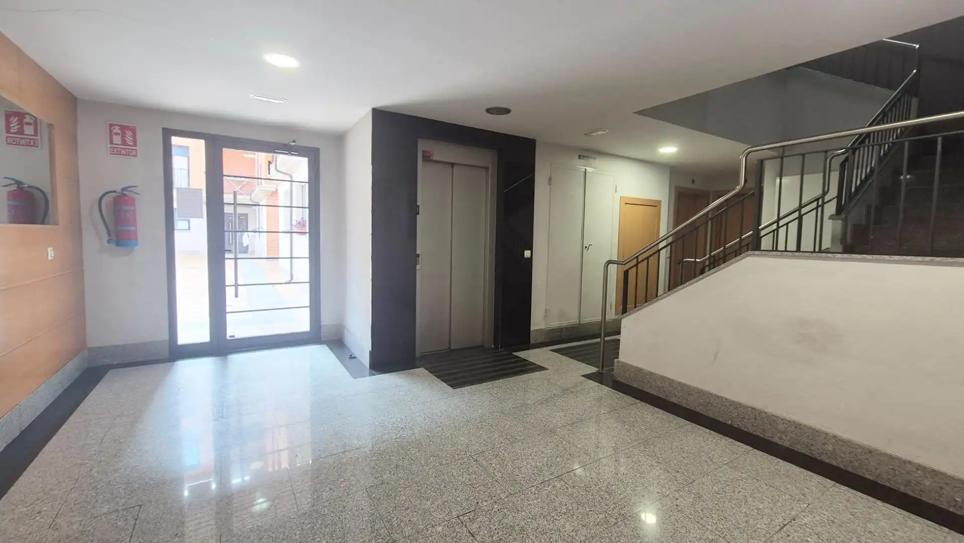 Planta baja de alquiler en Castellanos de Moriscos con Calefacción, Amueblado y Piscina comunitaria