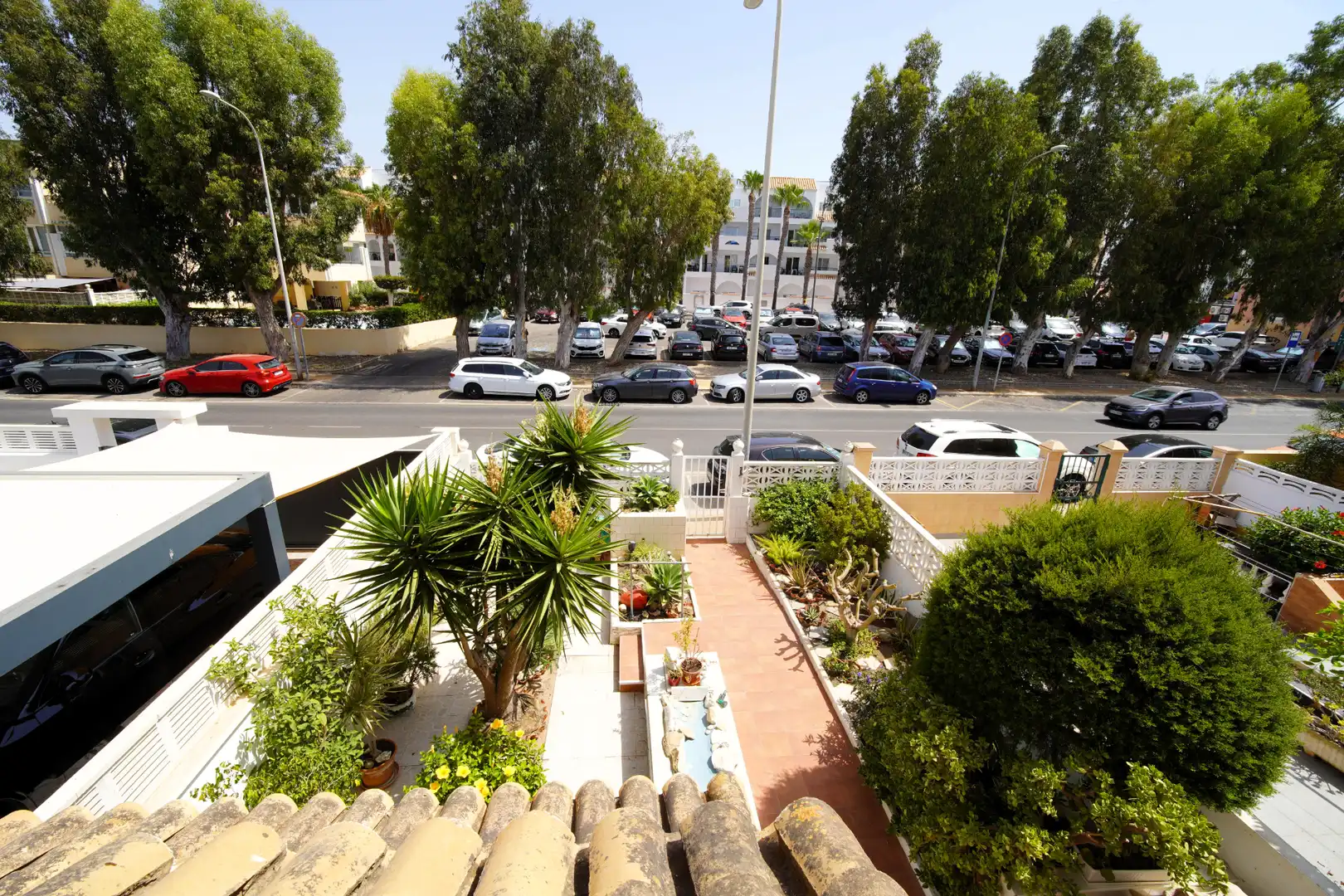 Vista exterior de Casa adosada en venda en Roquetas de Mar amb Jardí privat, Terrassa i Traster