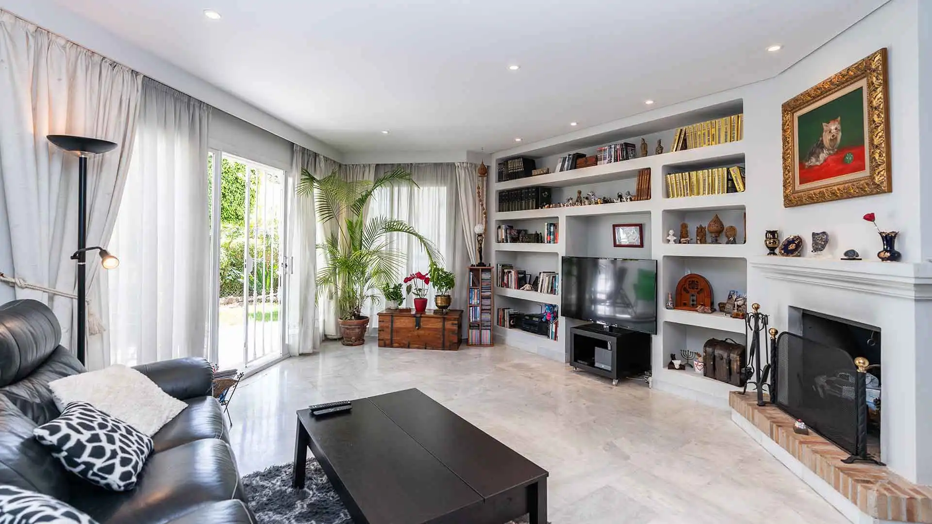 Sala d'estar de Casa adosada en venda en Marbella amb Aire condicionat, Jardí privat i Terrassa