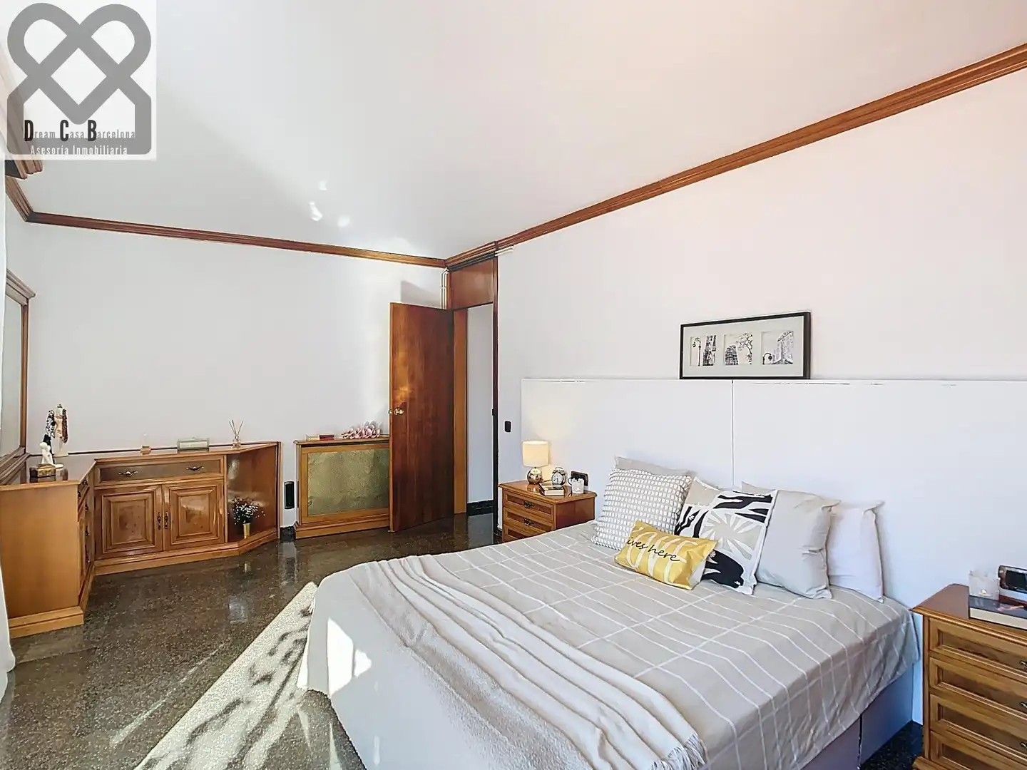 Schlafzimmer von Dachboden zum Verkauf in Barcelona mit Heizung und Terrasse