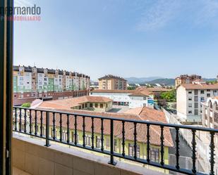 Vista exterior de Pis en venda en Torrelavega  amb Terrassa