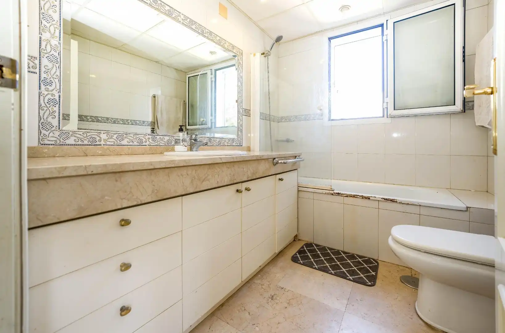 Baño de Casa o chalet en venta en Bormujos con Aire acondicionado, Calefacción y Jardín privado