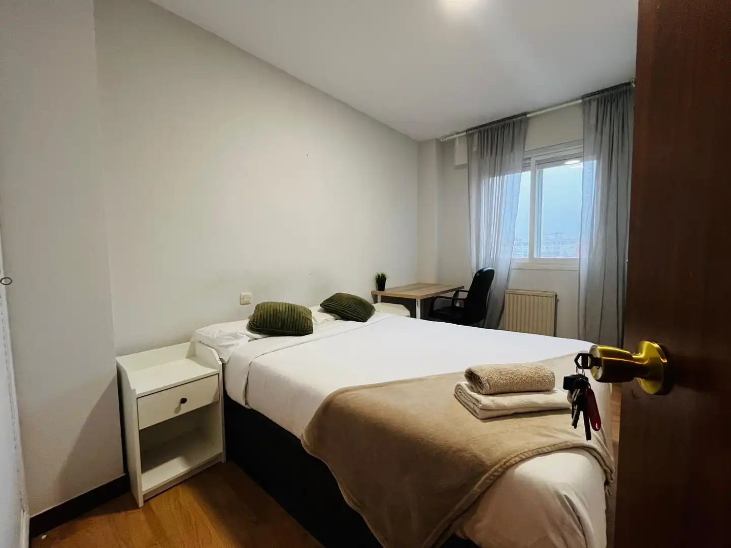 Habitación de Piso para compartir en  Madrid Capital con Calefacción, Terraza y Amueblado
