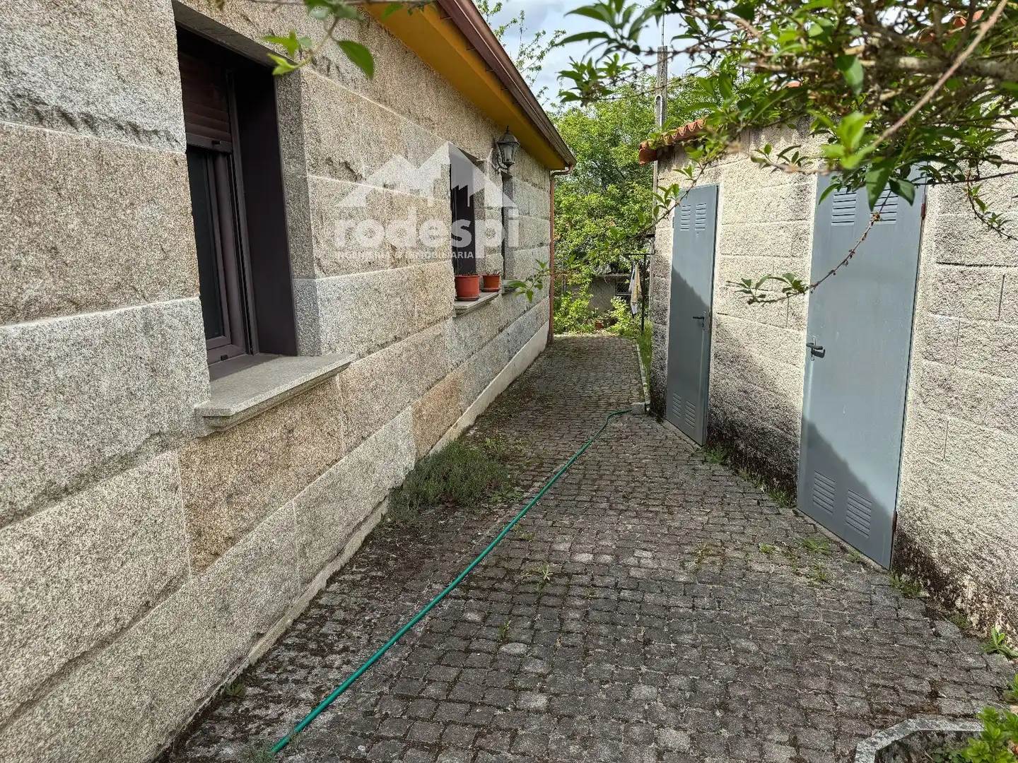 Vista exterior de Casa o xalet en venda en Covelo amb Calefacció, Traster i Moblat