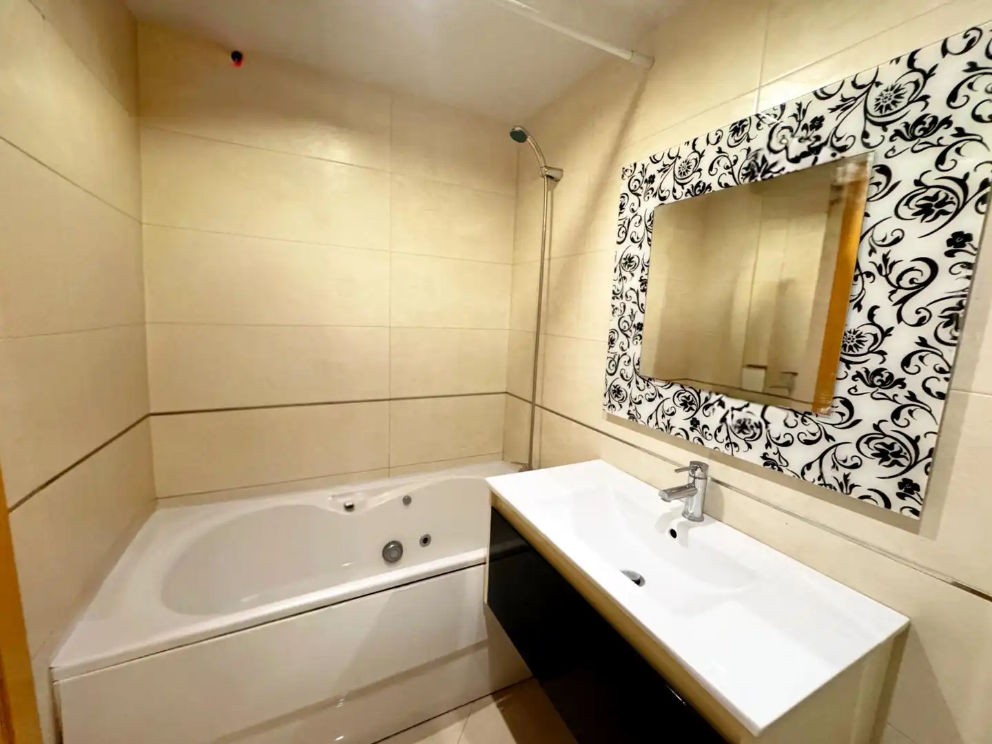 Badezimmer von Wohnung zum Verkauf in Sitges mit Klimaanlage, Heizung und Balkon