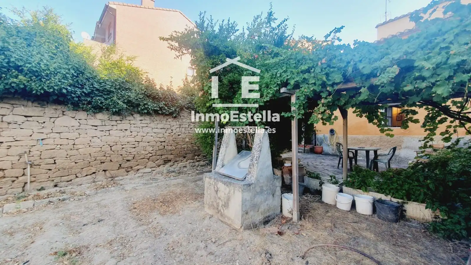 Vista exterior de Casa adosada en venta en Allo con Calefacción, Jardín privado y Terraza