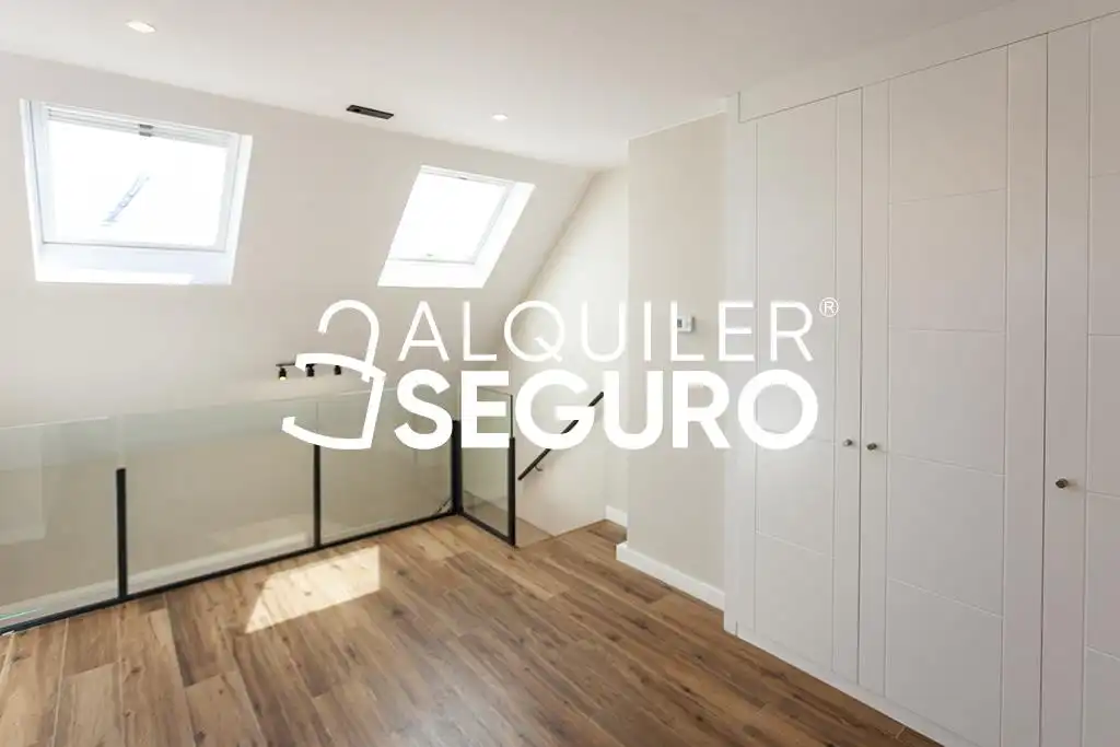 Habitación de Ático de alquiler en Madrid con Aire acondicionado, Calefacción y Trastero