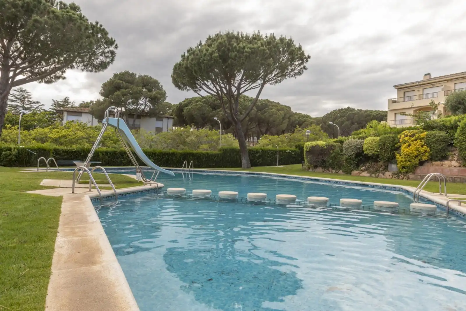 Schwimmbecken von Einfamilien-Reihenhaus zum Verkauf in Palafrugell mit Heizung, Terrasse und Abstellraum