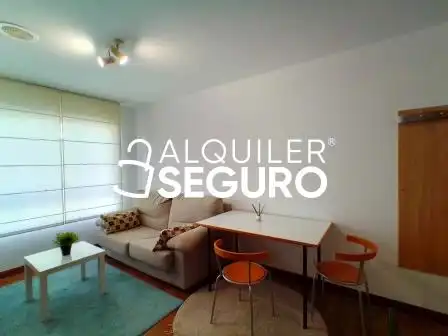 Sala de estar de Piso de alquiler en Oleiros con Calefacción, Trastero y Amueblado