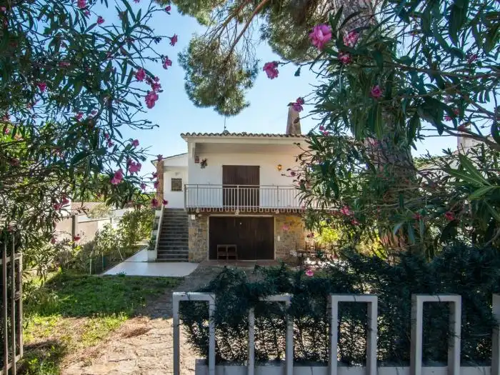 Vista exterior de Casa o xalet en venda en L'Escala amb Jardí privat i Terrassa