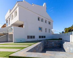 Vista exterior de Casa o xalet en venda en San Pedro del Pinatar amb Aire condicionat, Jardí privat i Terrassa