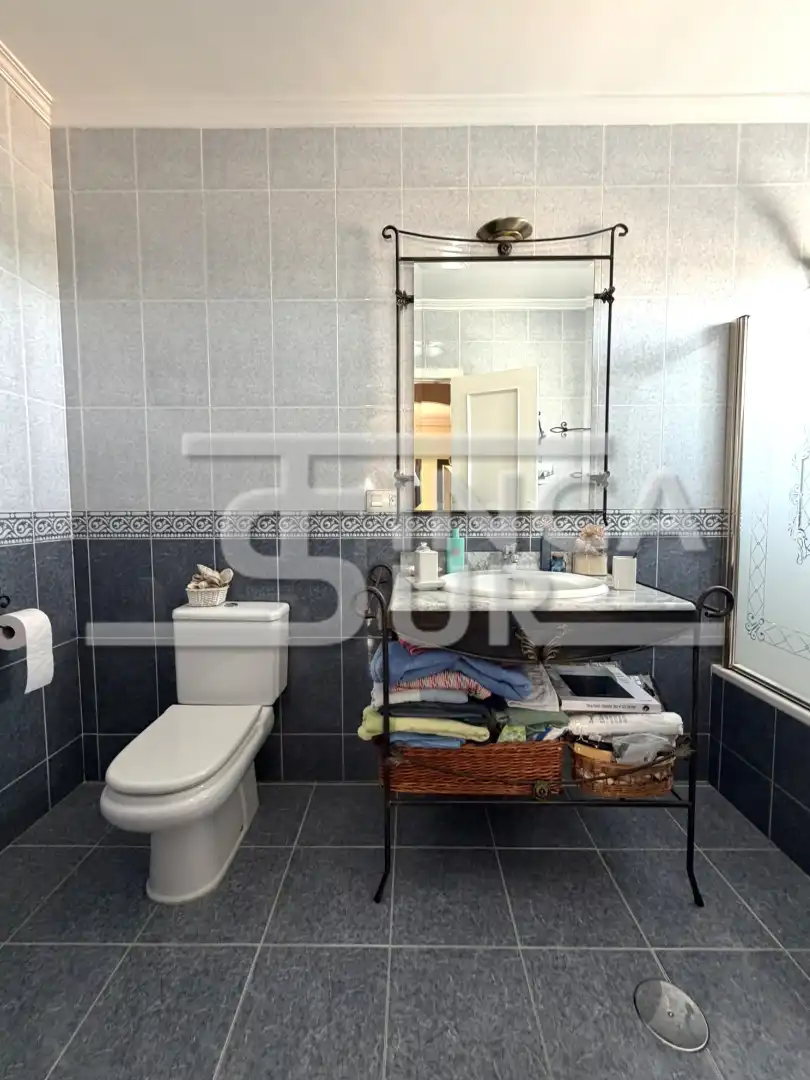 Baño de Casa adosada en venta en Roquetas de Mar con Aire acondicionado, Calefacción y Terraza