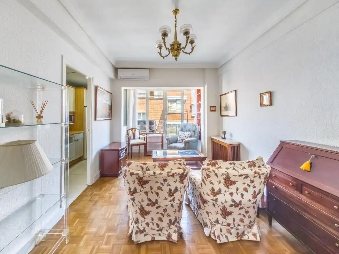 Living room of Flat for sale in Madrid  with Air Conditioner, Heating and Parquet flooring