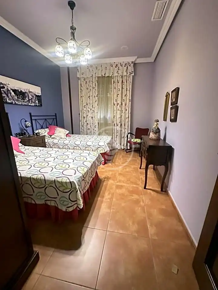 Dormitori de Casa o xalet en venda en Linares amb Aire condicionat, Calefacció i Jardí privat