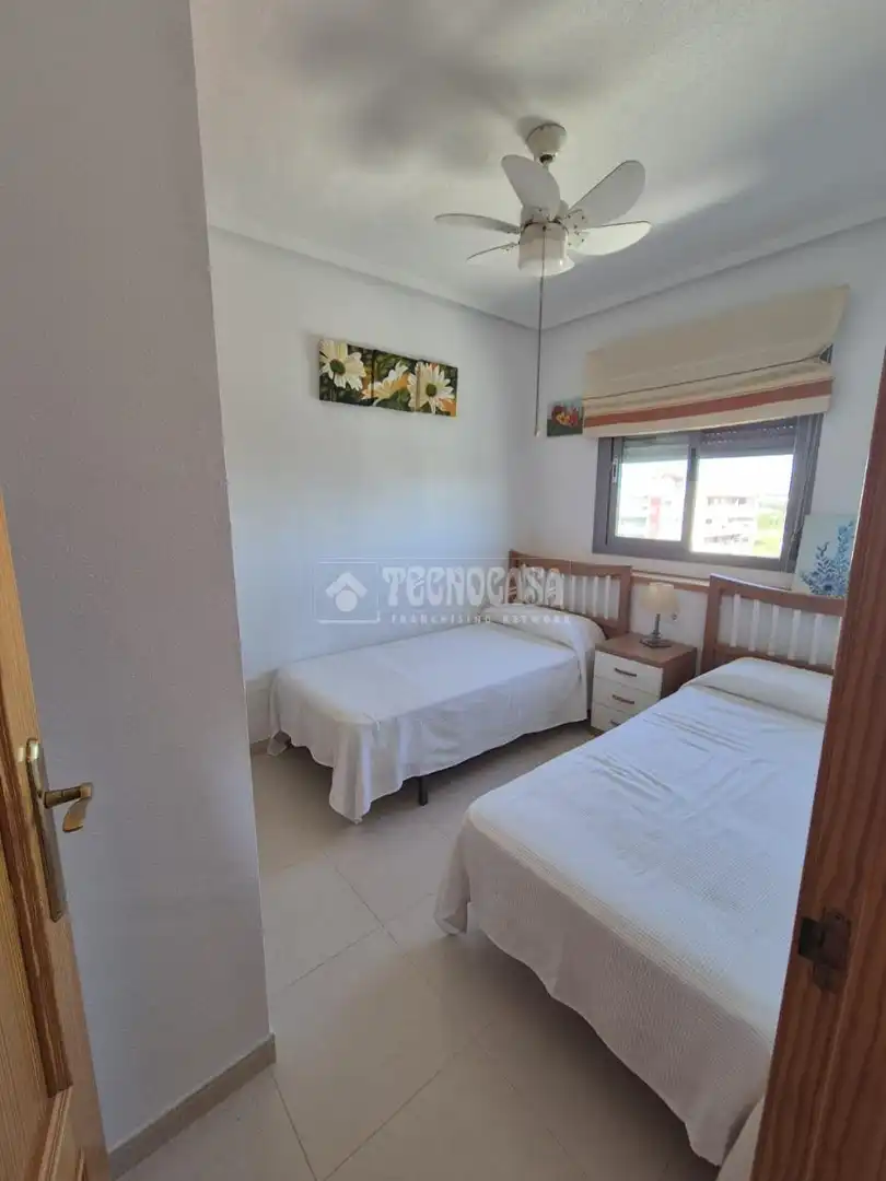 Habitación de Piso en venta en Alicante / Alacant con Aire acondicionado, Terraza y Piscina comunitaria