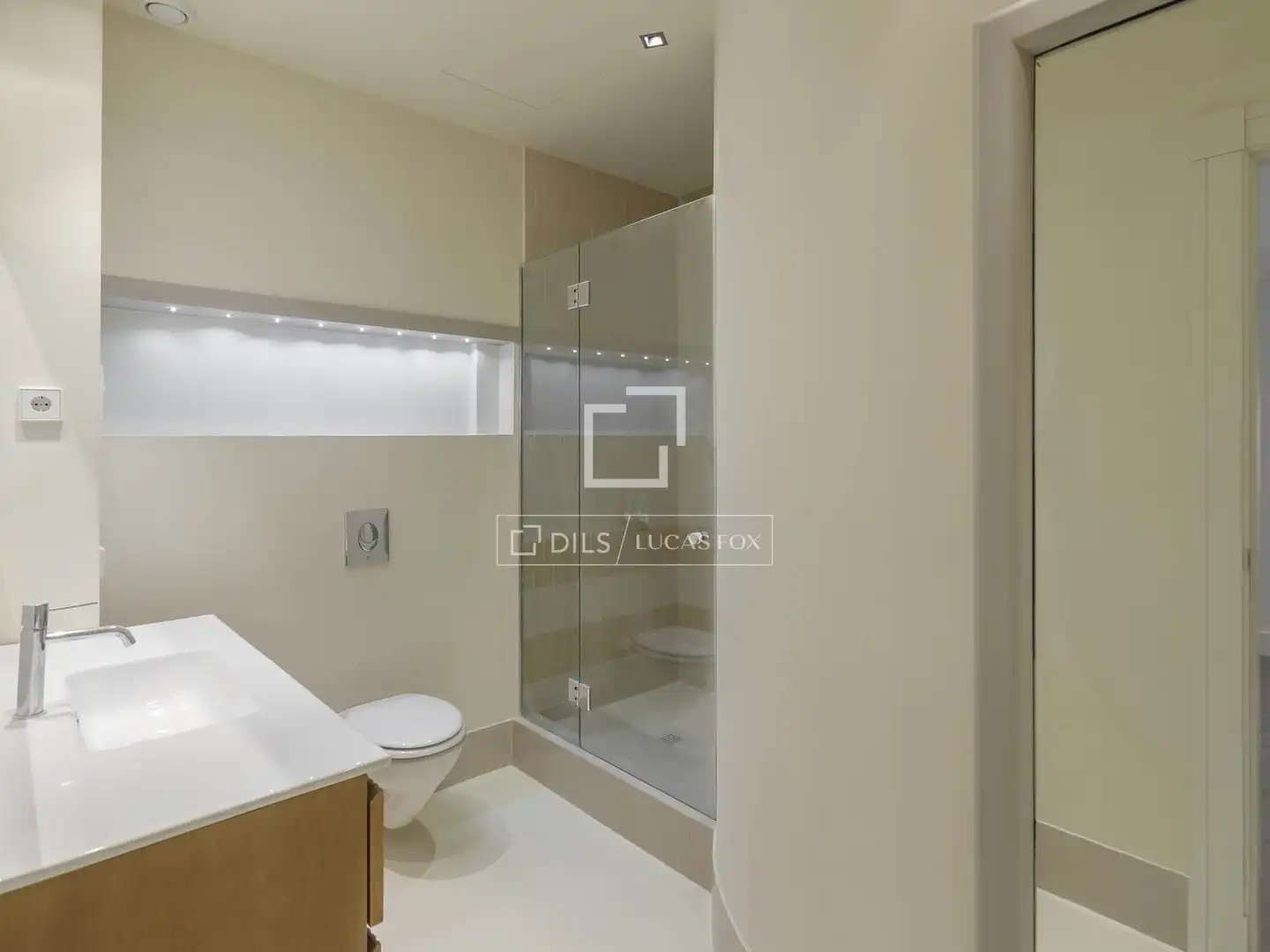 Bathroom of Attic for rent in Madrid  with Air Conditioner, Heating and Private garden