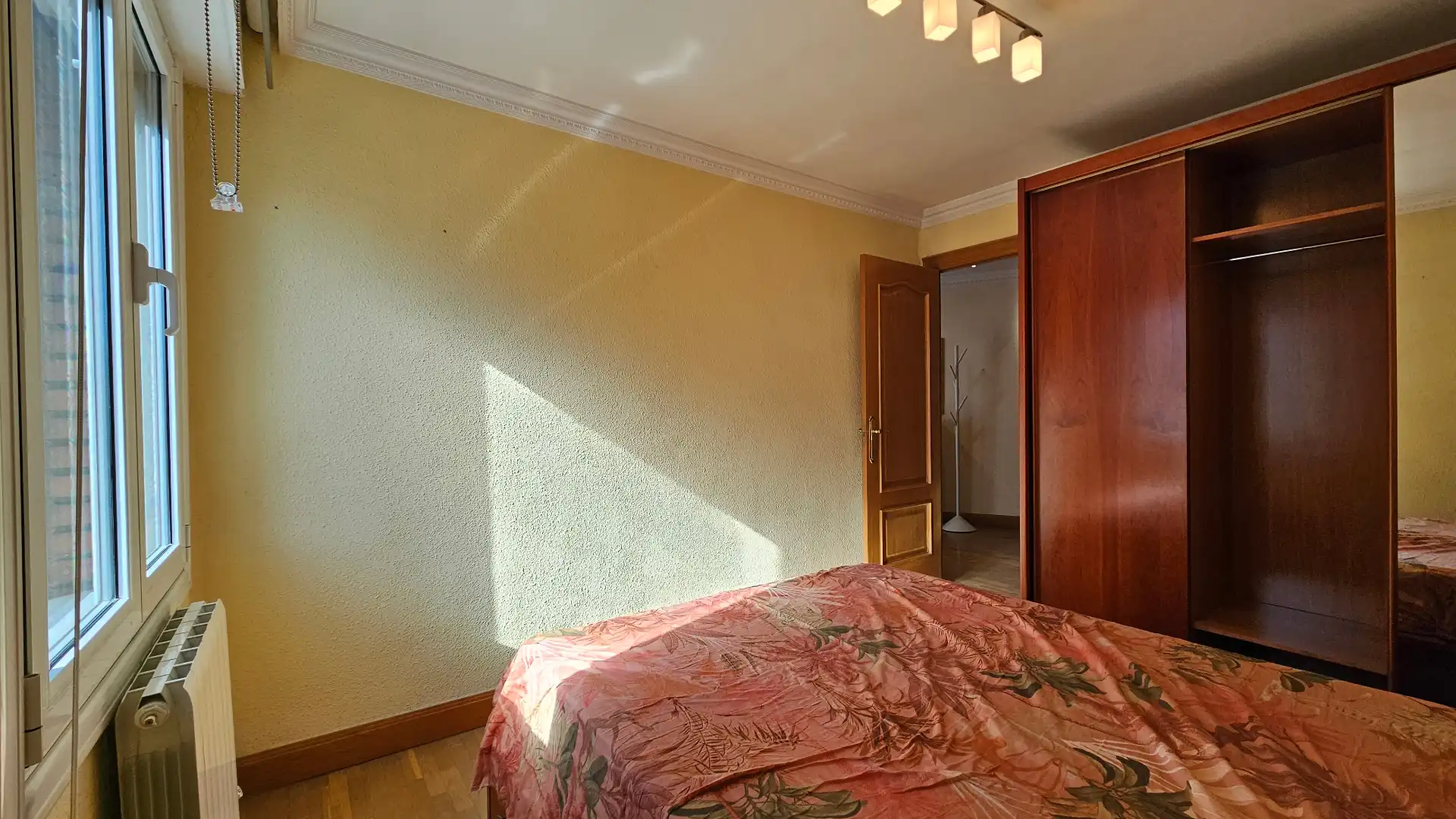 Bedroom of Flat for sale in Vitoria - Gasteiz  with Heating, Parquet flooring and Furnished