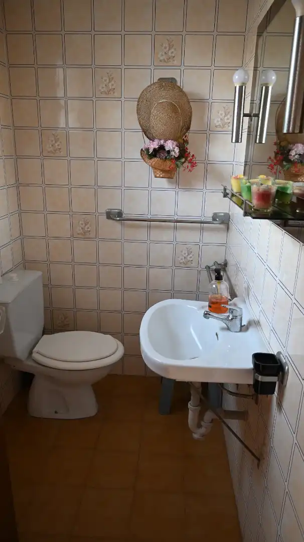 Badezimmer von Einfamilien-Reihenhaus zum Verkauf in L'Escala mit Möbliert