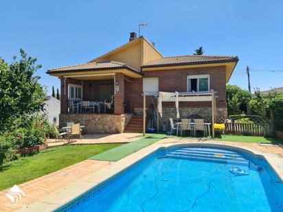 Vista exterior de Casa o xalet en venda en El Casar amb Terrassa i Piscina