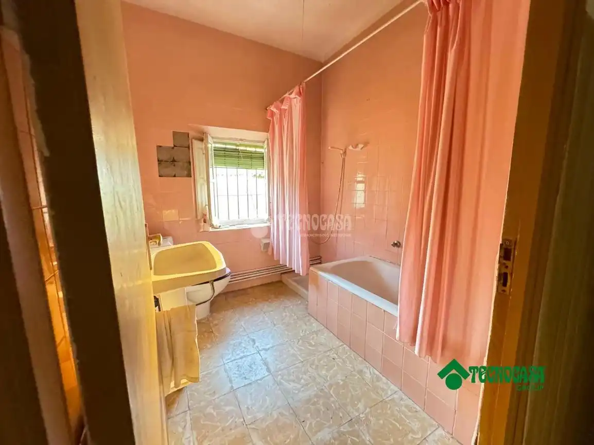 Bathroom of Houses for sale in Alcabón