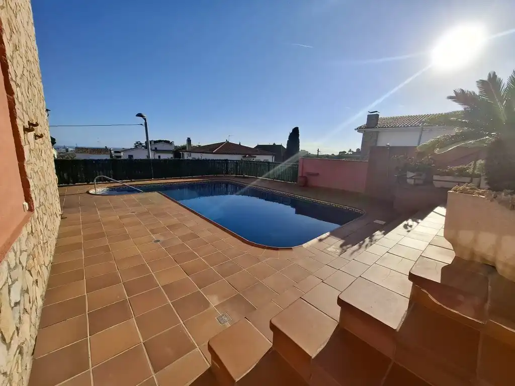 Swimming pool of Houses for sale in Pineda de Mar