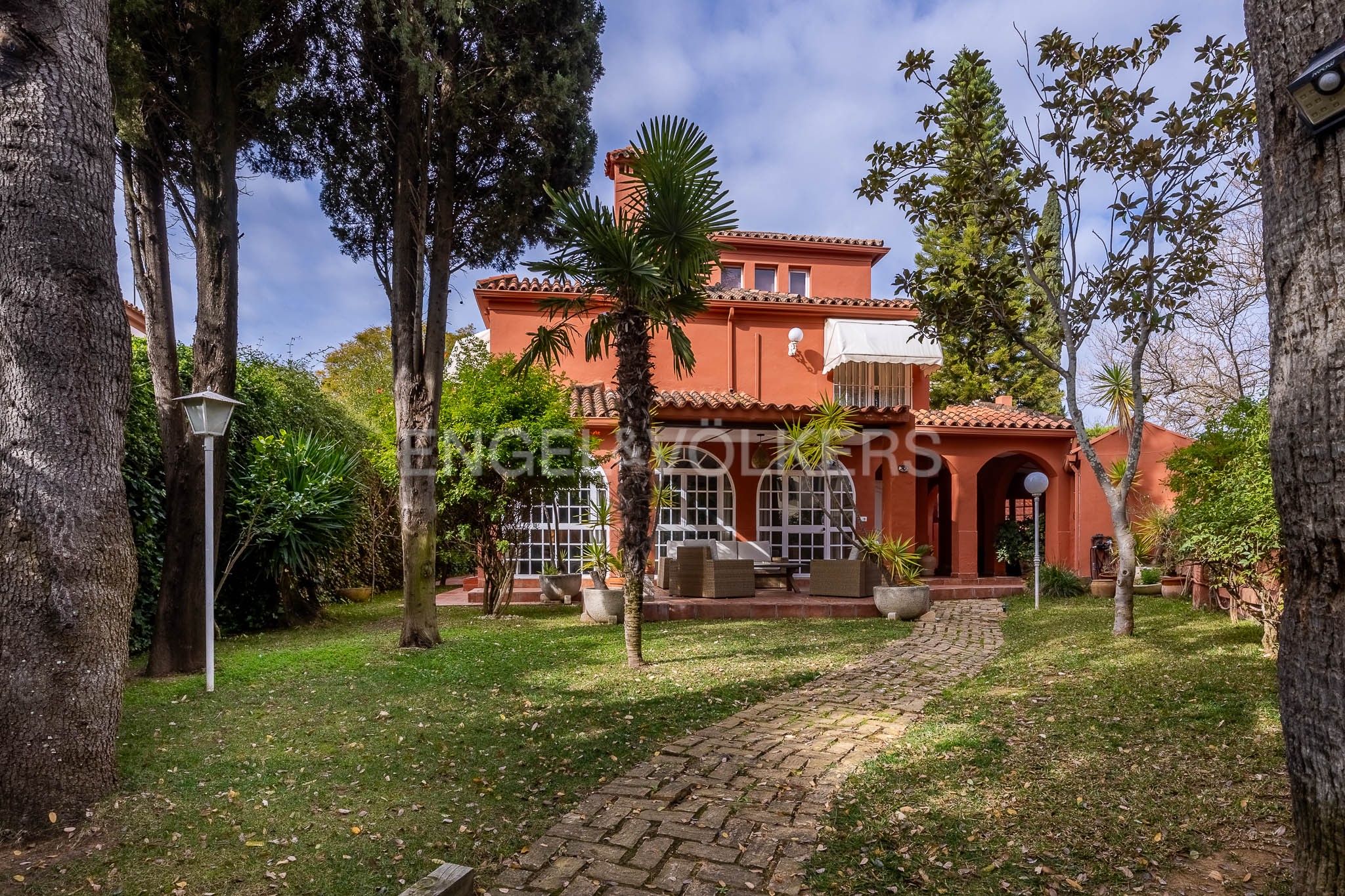 Vista exterior de Casa o xalet en venda en Mairena del Aljarafe amb Aire condicionat, Calefacció i Jardí privat