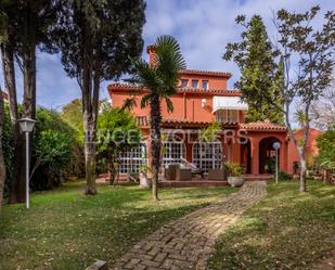 Vista exterior de Casa o xalet en venda en Mairena del Aljarafe amb Aire condicionat, Calefacció i Jardí privat
