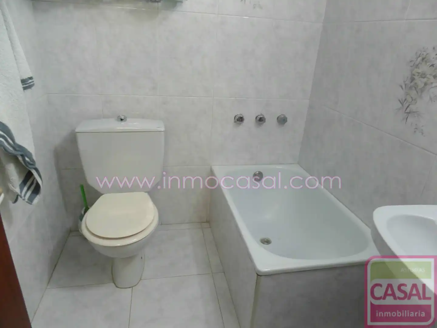 Bathroom of Flat for sale in Oviedo   with Heating, Terrace and Furnished