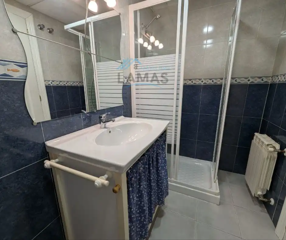 Badezimmer von Einfamilien-Reihenhaus zum Verkauf in Navalmoral de la Mata mit Klimaanlage, Heizung und Terrasse