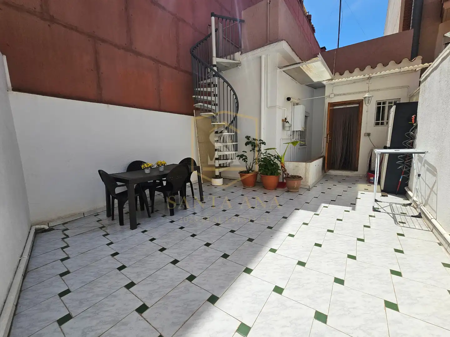 Terrasse von Einfamilien-Reihenhaus zum Verkauf in Badalona mit Klimaanlage, Heizung und Parkett
