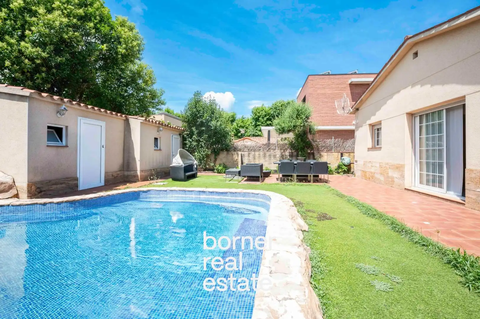 Vista exterior de Casa o xalet en venda en Sant Cugat del Vallès amb Aire condicionat, Calefacció i Jardí privat