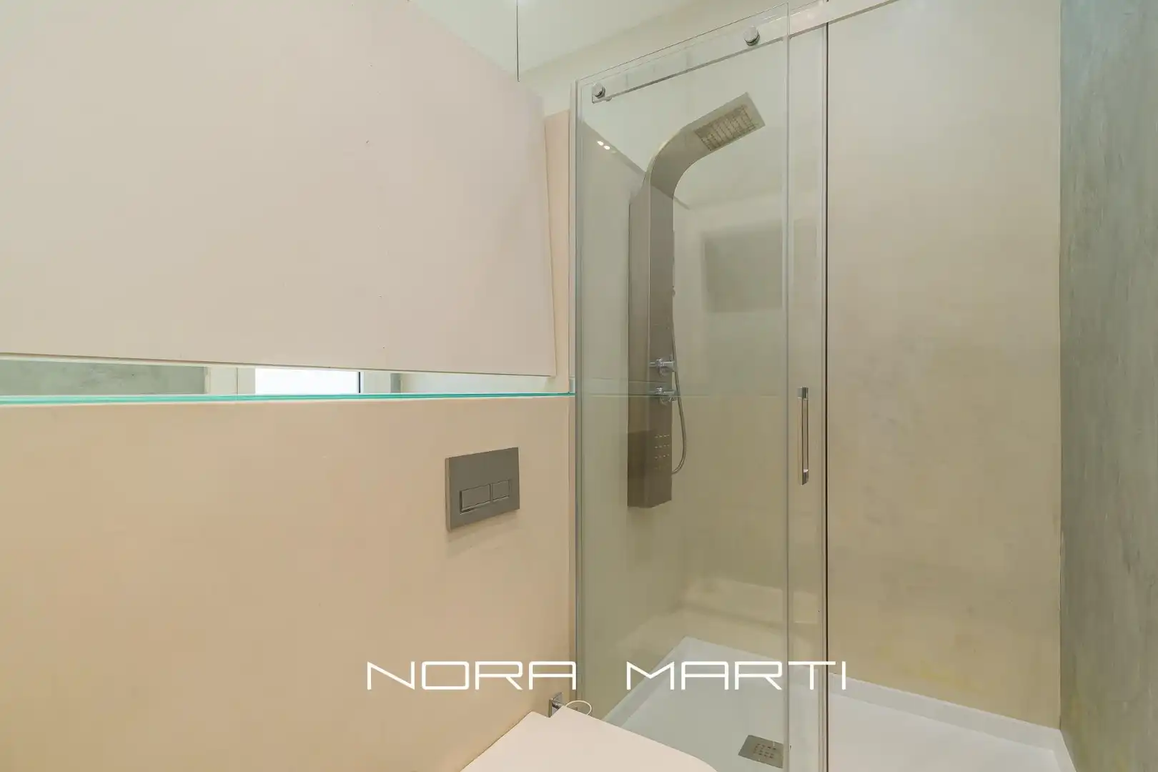 Badezimmer von Wohnung zur Miete in Barcelona mit Klimaanlage, Heizung und Privatgarten