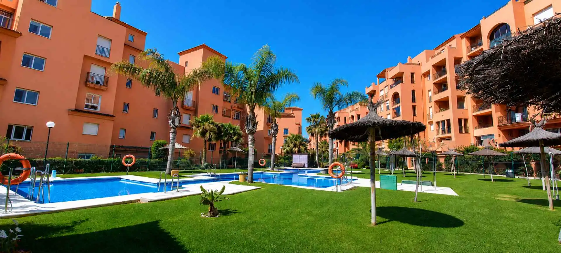 Vista exterior de Planta baja en venta en Manilva con Jardín privado, Terraza y Trastero