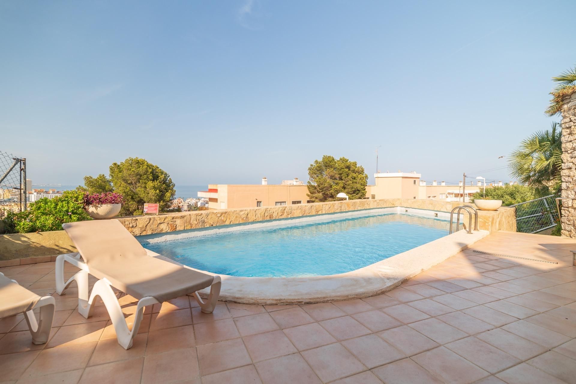Piscina de Casa adosada en venda en Peñíscola / Peníscola amb Aire condicionat, Calefacció i Jardí privat