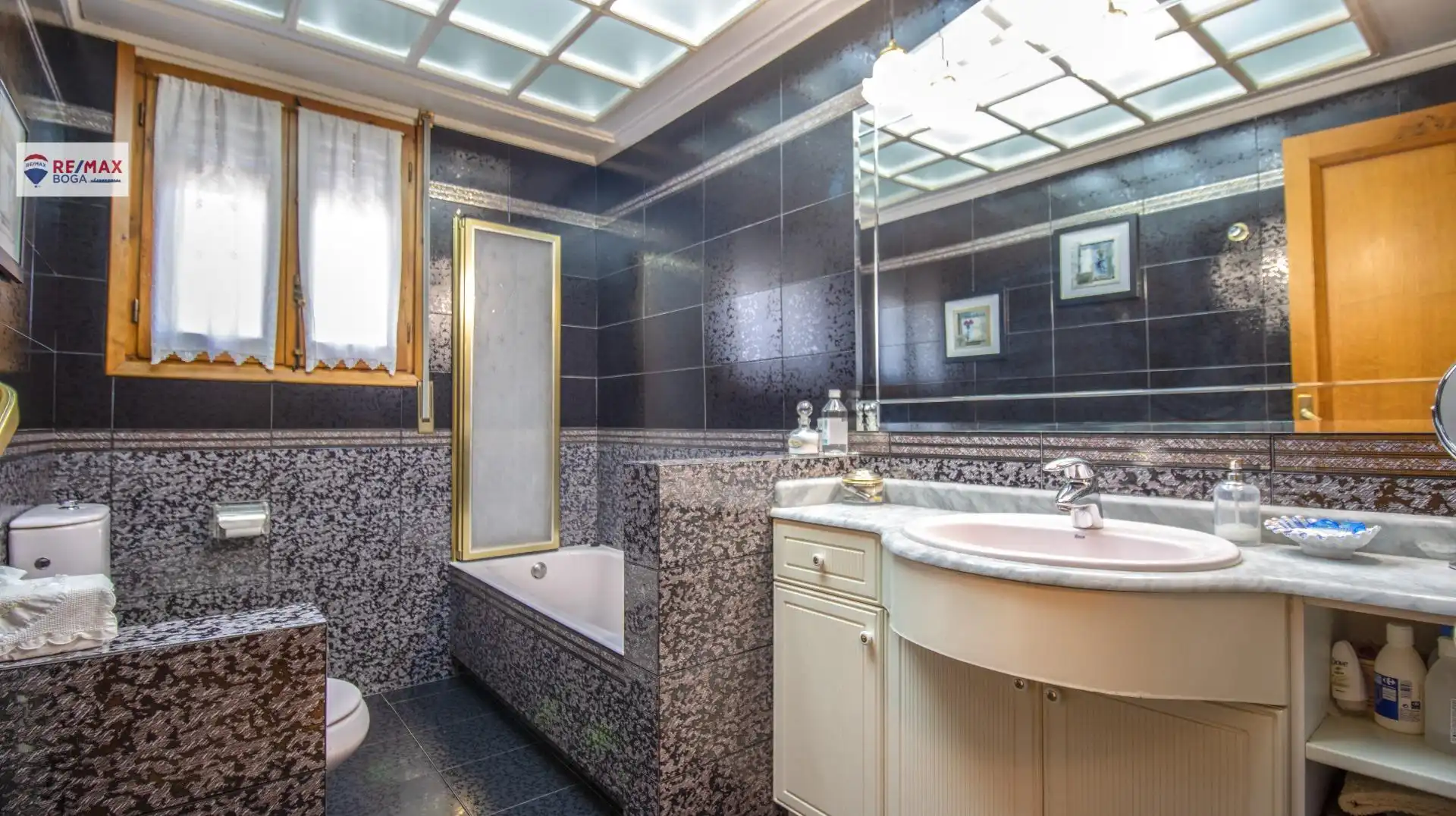 Bany de Casa o xalet en venda en Oyón-Oion amb Aire condicionat, Jardí privat i Parquet